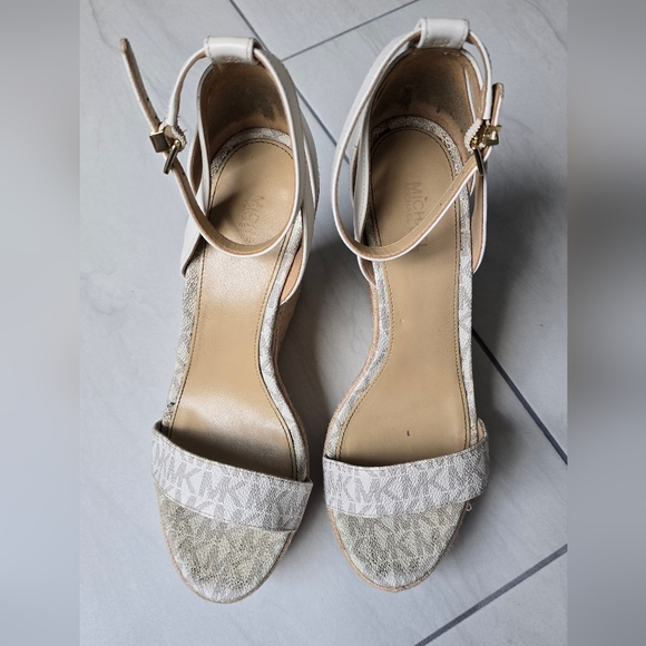 MICHAEL KORS Kimberly Logo and Leather Wedges Sandals Vanilla Cream Shoes Sz 7.5 - Picture 9 of 16
